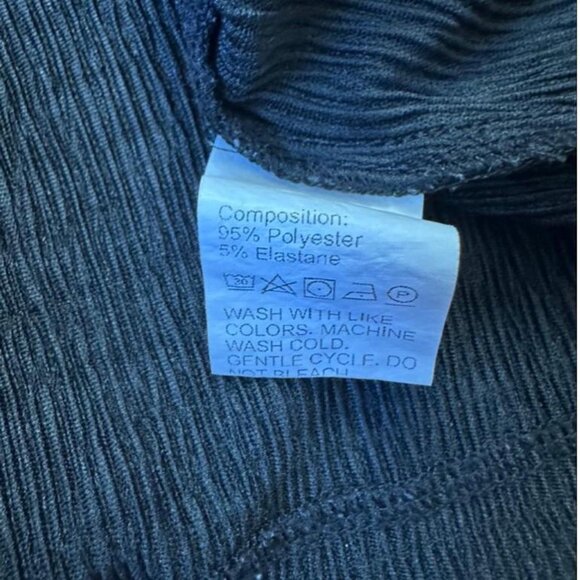 Unique pleated button down shirt with puffed balloon sleeves - Picture 7 of 8